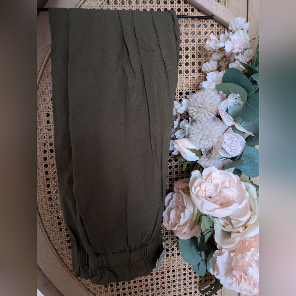 Green BB Dakota High-Waisted Ruffled Trouser